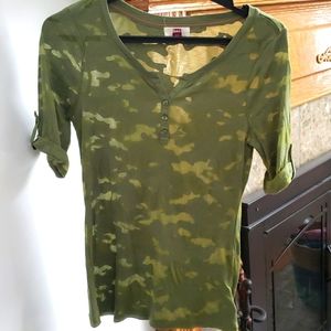 LEI 3 Button Camo Tee